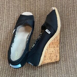 Great condition black Tom’s wedges size 7.5